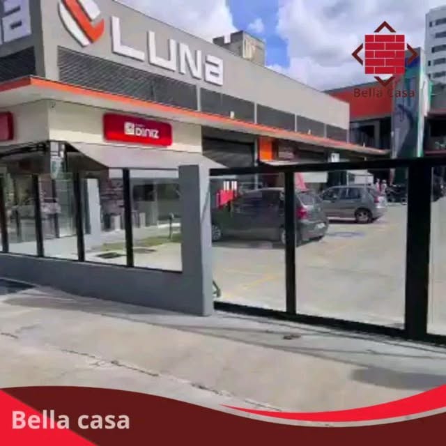 Fechamento de vidro temperado realizado no Centro comercial Luna